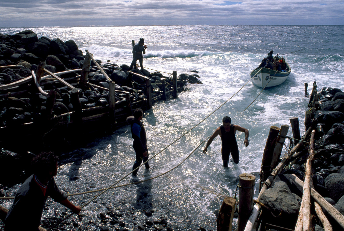 Bote llegando a la rada - Isla Alejandro Selkirk