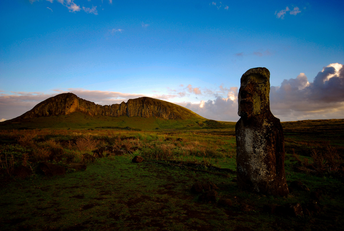 Moai y Volcán - Rapa Nui