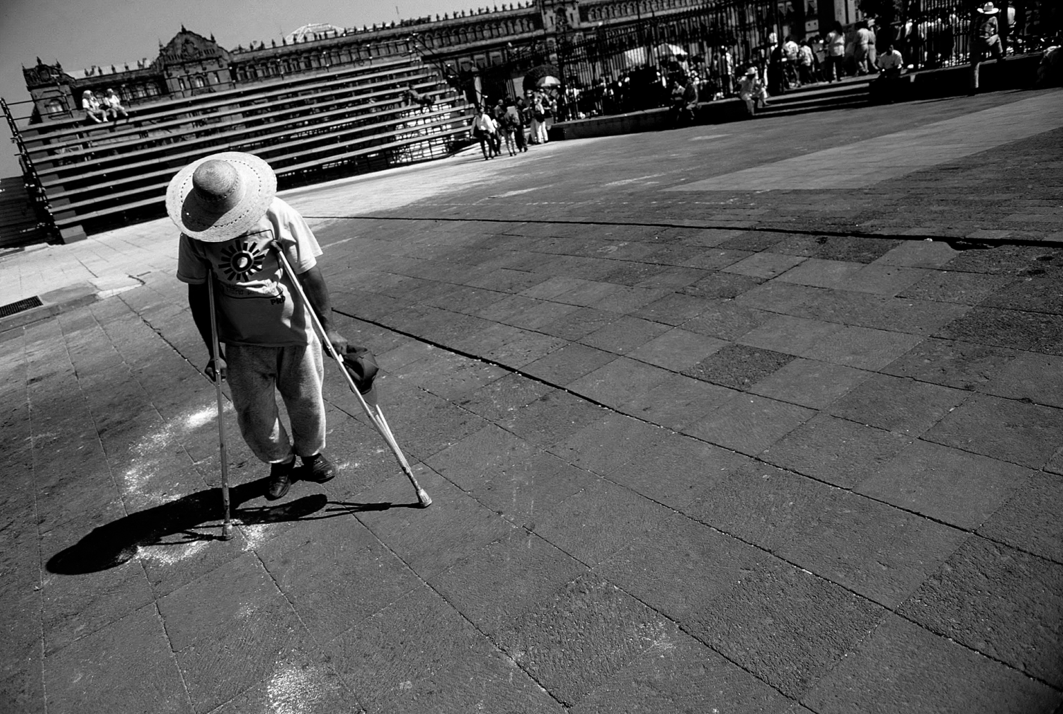 Hombre con muletas - Ciudad de Mexico