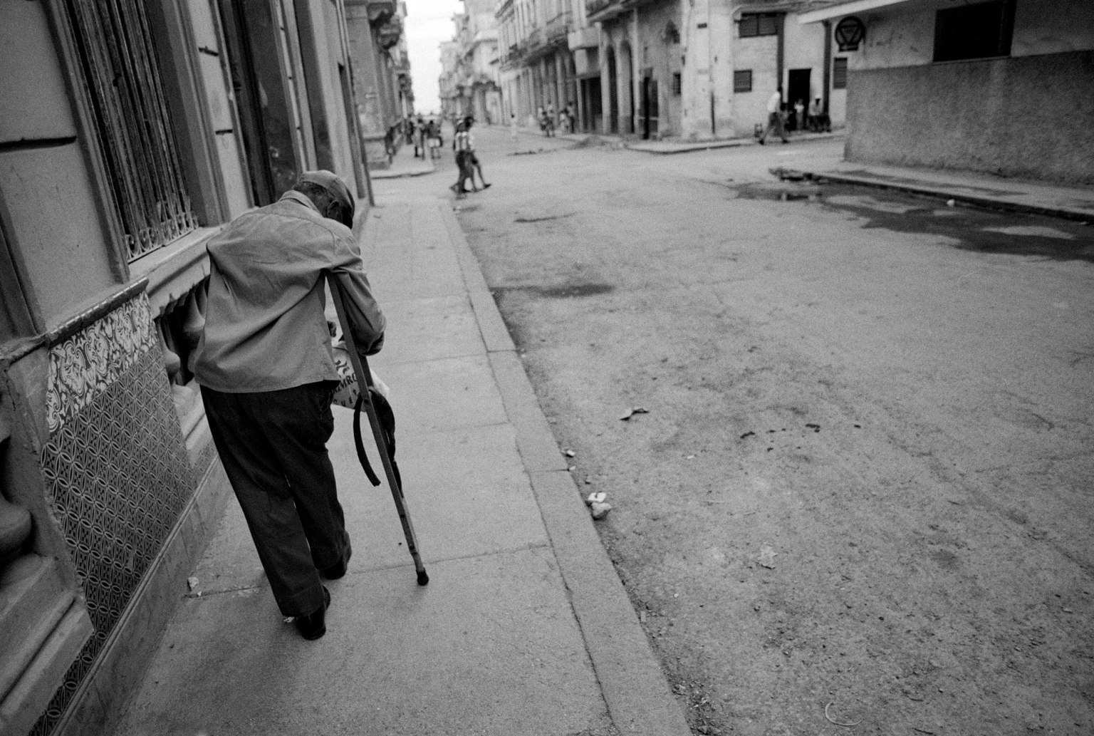 Hombre con muletas - La Habana